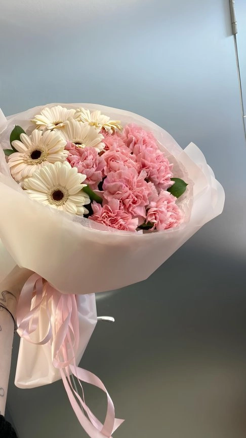 Beyaz Gelbera Ve Karanfil Buketi